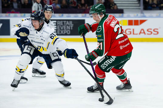 HV71s Axel Rindell och Frölundas Jere Innala