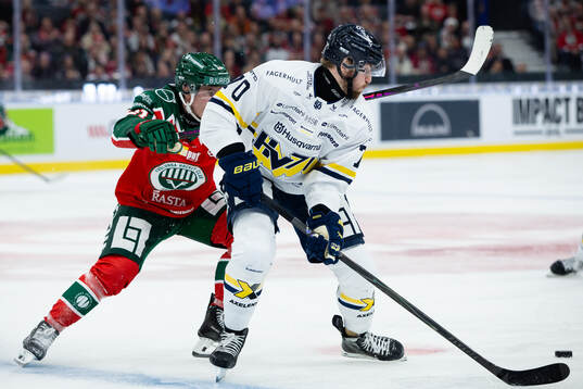 Frölundas Jere Innala och HV71s Lukas Rousek