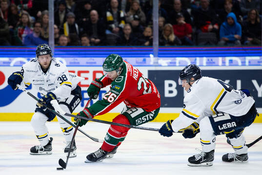HV71s Olle Alsing och Noel Skarby mot Frölundas Isac Heens