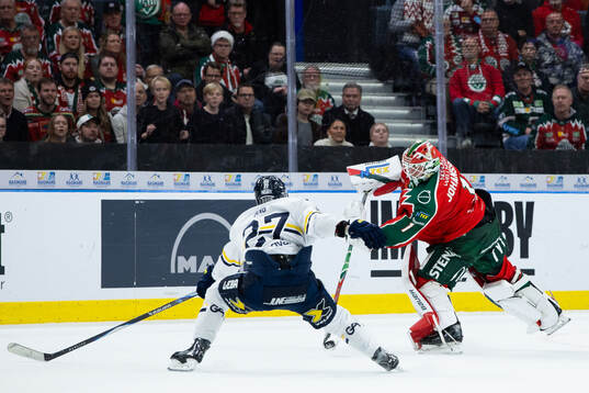 HV71s Jonathan Ang och Frölundas målvakt Lars Johansson