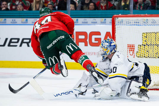 HV71s målvakt Lassi Lehtinen räddar en straff slagen av