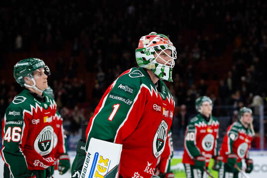 Frölundas målvakt Lars Johansson jublar och tackar