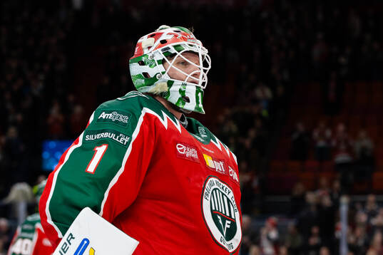 Frölundas målvakt Lars Johansson jublar och tackar