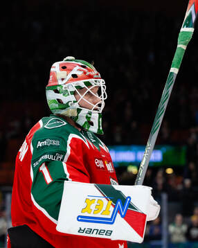 Frölundas målvakt Lars Johansson jublar och tackar