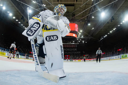 HV71s målvakt Lassi Lehtinen deppar