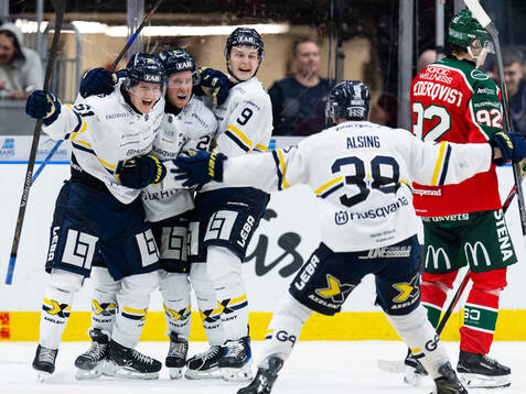HV71s Justin Glenn Kloos jublar med lagkamrater