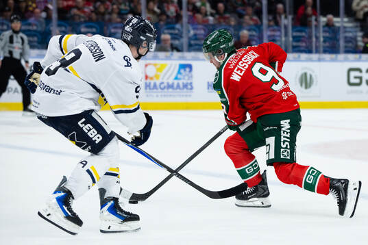 HV71s Hugo Pettersson mot Frölundas Linus Weissbach