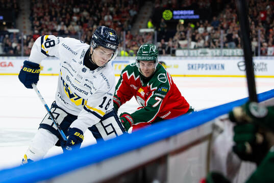 HV71s Oscar Davidsson och Frölundas Henrik Tömmernes