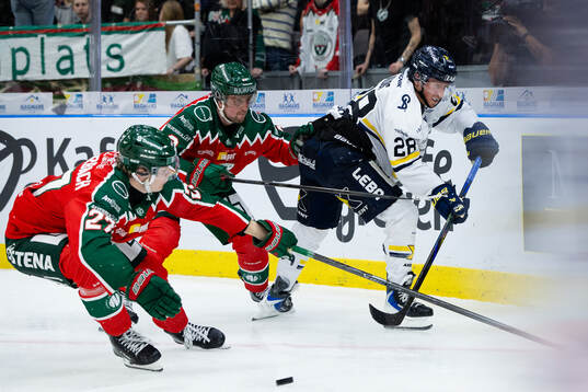 HV71s Justin Glenn Kloos mot Frölundas Linus Weissbach och
