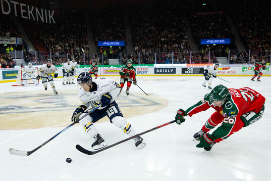 HV71s Jonathan Ang och Frölundas Isac Heens
