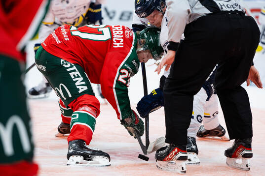 Frölundas Theodor Niederbach tekar mot HV71s Linus
