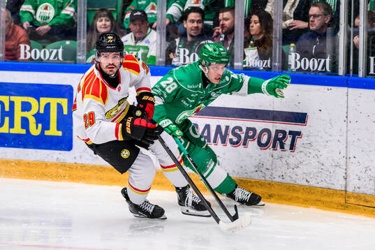 Brynäs Axel Andersson och Rögles Anton Bengtsson