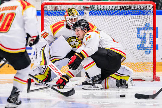 Brynäs målvakt Damian Clara och Robert Hägg