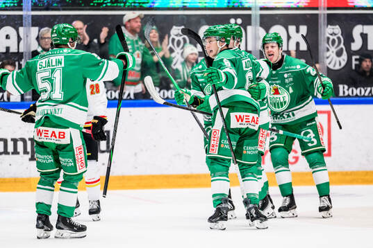 Rögles Paul LaDue jublar