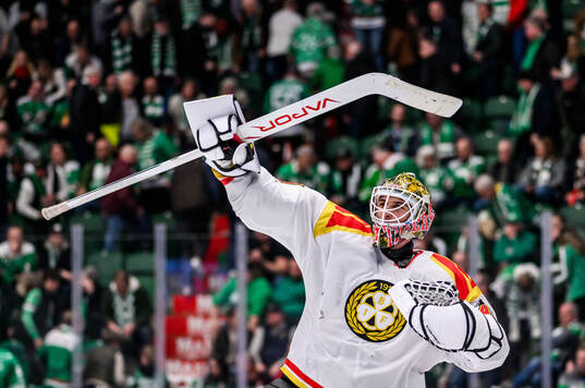 Brynäs målvakt Damian Clara jublar