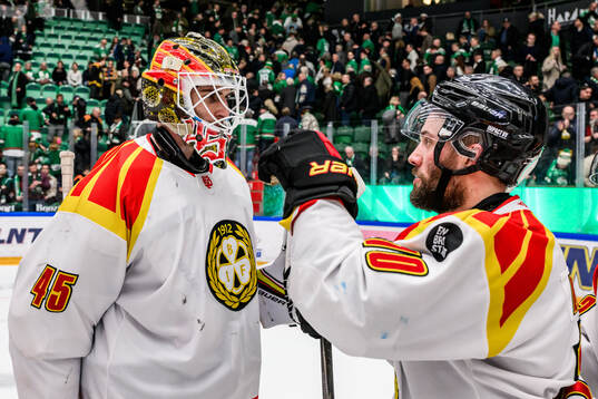 Brynäs målvakt Damian Clara och Johan Larsson jublar