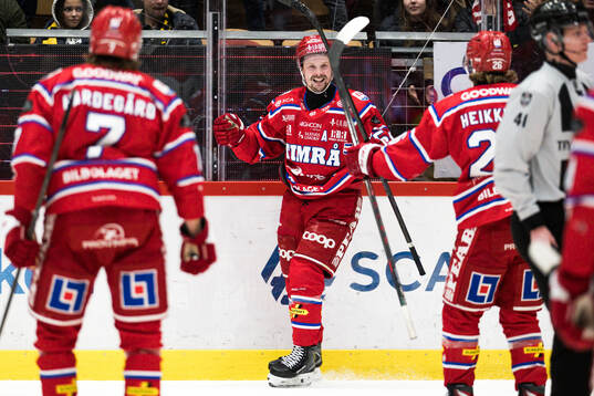 Timrås Jonathan Dahlén jublar efetr 1-2