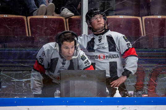 Domare Tobias Björk och Domare Alexander Österberg