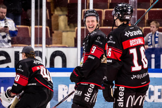 Malmö Redhawks Kalle Hemström jublar