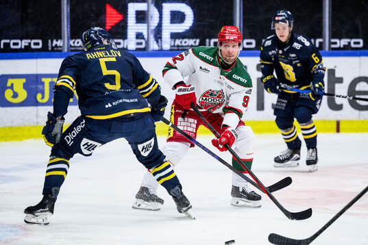 Modos Jesper Olofsson och Södertäljes Jonas Ahnelöv