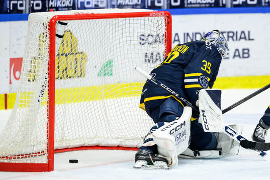 Södertäljes målvakt Oliver Håkansson släpper in 1-1 av