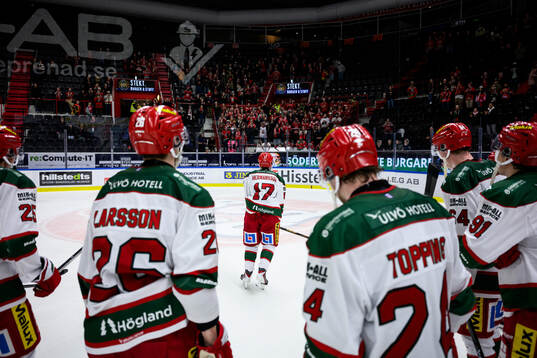 Modos Elton Hermansson jublar framför supportrar