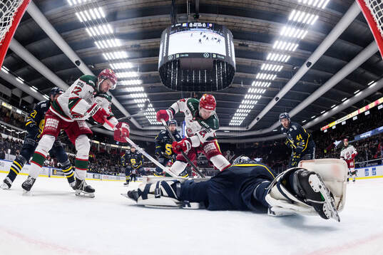 Modos Måns Carlsson och Kyle Topping mot Södertäljes