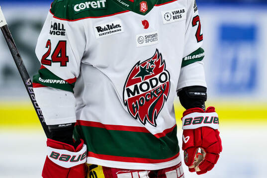 Modos klubbmärke på en matchtröja
