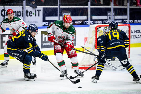 Södertäljes Roope Laavainen och Hampus Harlestam mot