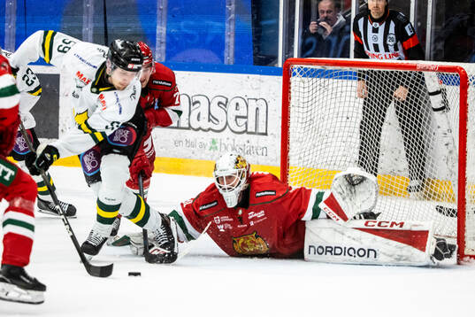 Östersunds Anton Klint och Moras målvakt Marcus Hellgren