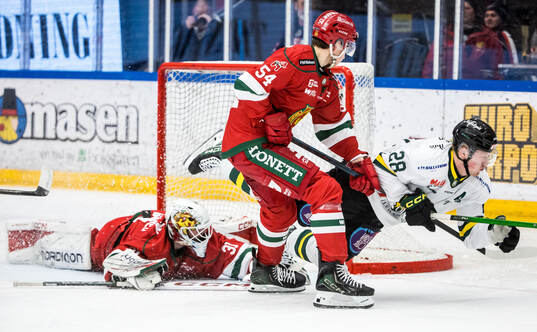 Moras målvakt Marcus Hellgren Smed och Oskar Lindgren och