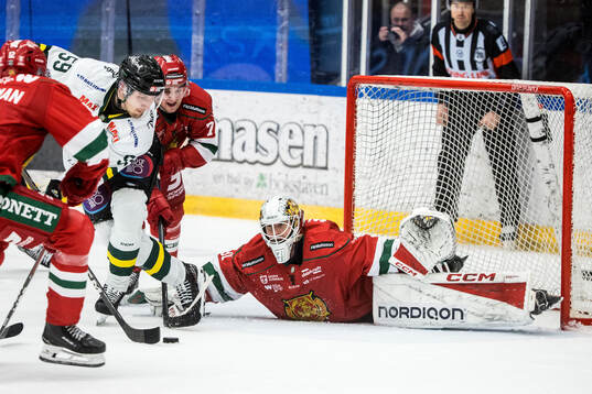 Östersunds Anton Klint och Moras Travis Treloar och