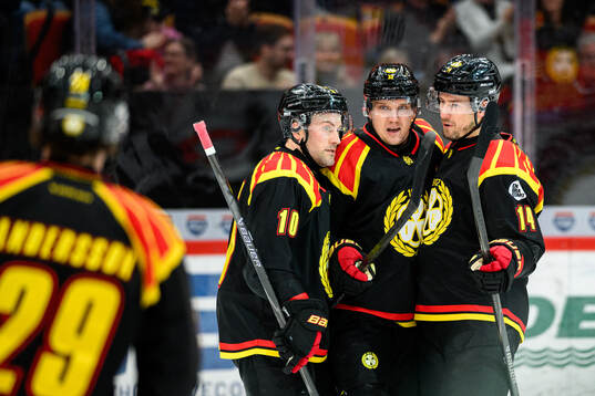 Brynäs Jakob Silfverberg jublar med Johan Larsson och