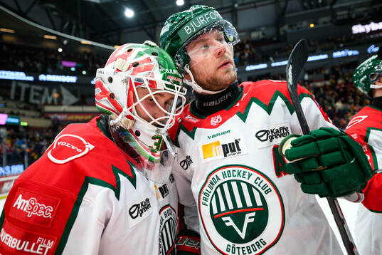 Frölundas målvakt Tobias Normann jublar