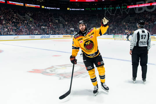 Luleås Ben Tardif jublar