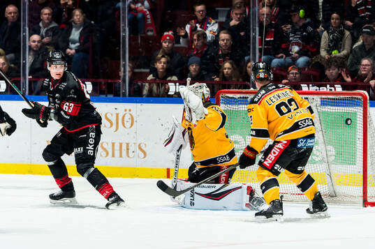 Malmö Redhawks Fredrik Händemark styr in 2-4 på Luleås