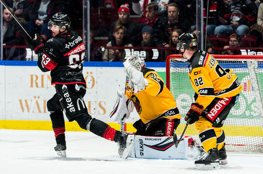 Malmö Redhawks Fredrik Händemark styr in 2-4 på Luleås