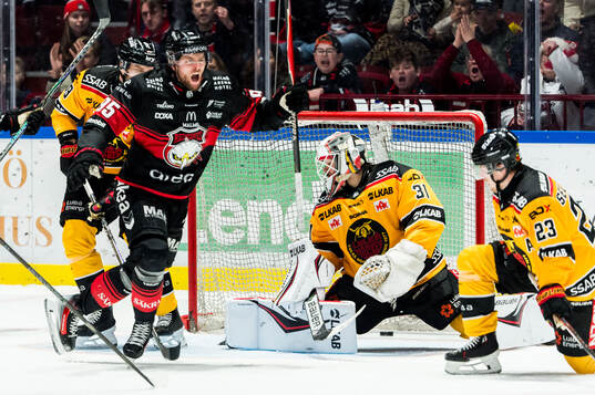 Malmö Redhawks Carl Persson jublar