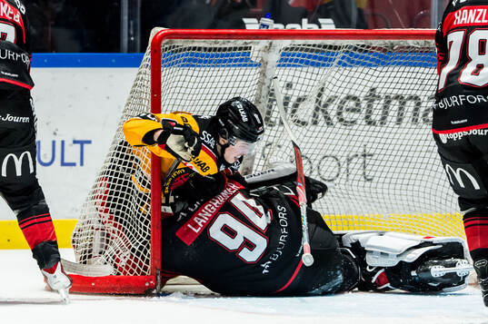 Luleås Isac Hedqvist och Malmö Redhawks målvakt Marek