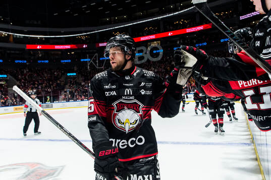 Malmö Redhawks Carl Persson jublar