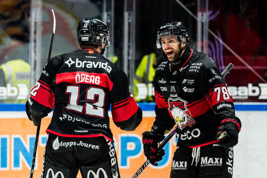 Malmö Redhawks Linus Öberg och Robin Hanzl jublar