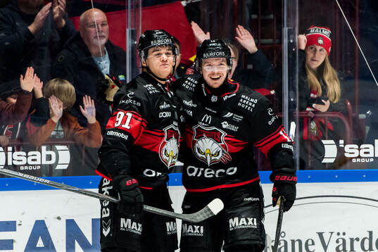 Malmö Redhawks Axel Sundberg och Linus Öberg jublar