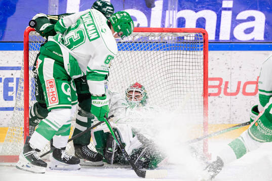 Färjestads Viktor Lodin och Rögles Karson Kuhlman och