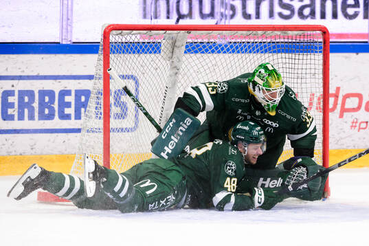 Färjestads Filip Roos och målvakt Emil Larmi