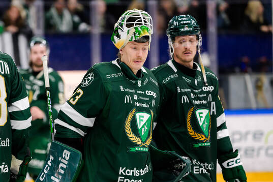 Färjestads målvakt Emil Larmi deppar