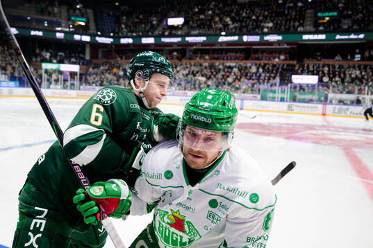 Färjestads Albert Wikman och Rögles Linus Sandin