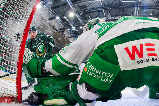 Färjestads Luke Philp med en puck på fel sida nätet