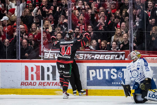 Örebros Melvin Fernström jublar vid 1-0 och Leksands