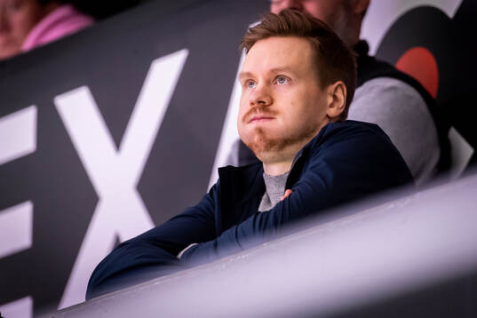 Örebros skadade Kalle Kossila på läktaren