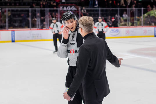 Leksands tränare Johan Hedberg pratar med domarna